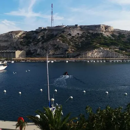 Les Pieds Dans L'eau Sur L'ile Du Frioul Marseille