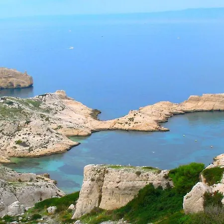 Les Pieds Dans L'eau Sur L'ile Du Frioul Marseille