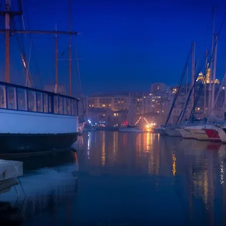 Les Pieds Dans L'eau Sur L'ile Du Frioul Marseille